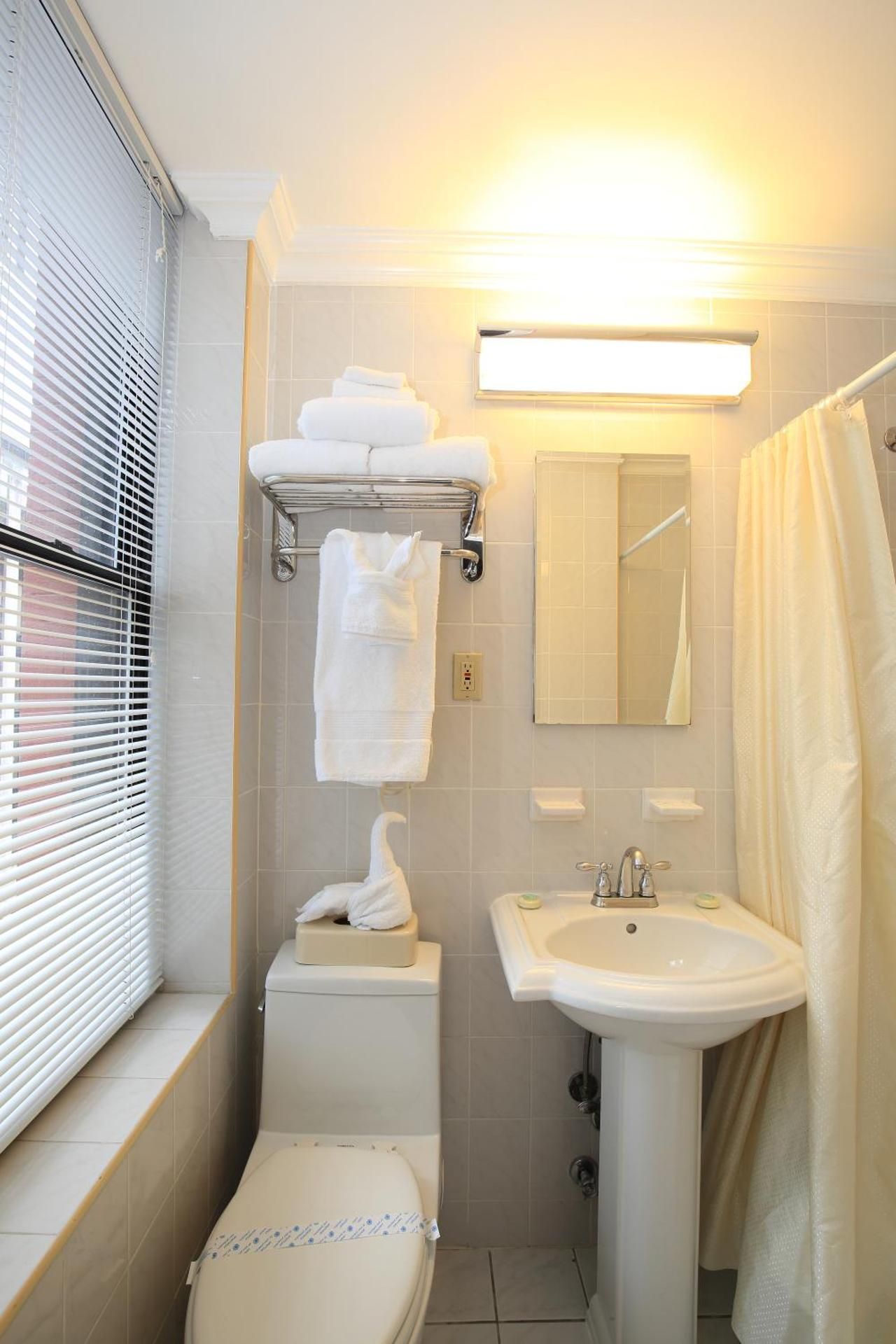 Studio with 2 Twin Beds