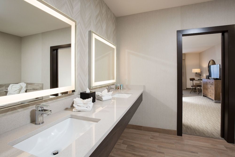 Pomeroy Inn & Suites Prince George Executive Suite, 1 King Bed with Sofa bed, Non Smoking 8