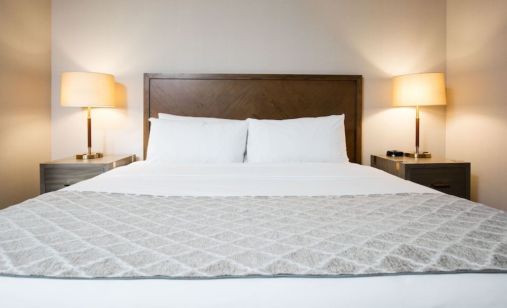 Pomeroy Inn & Suites Prince George Deluxe Room, 1 King Bed, Non Smoking 3