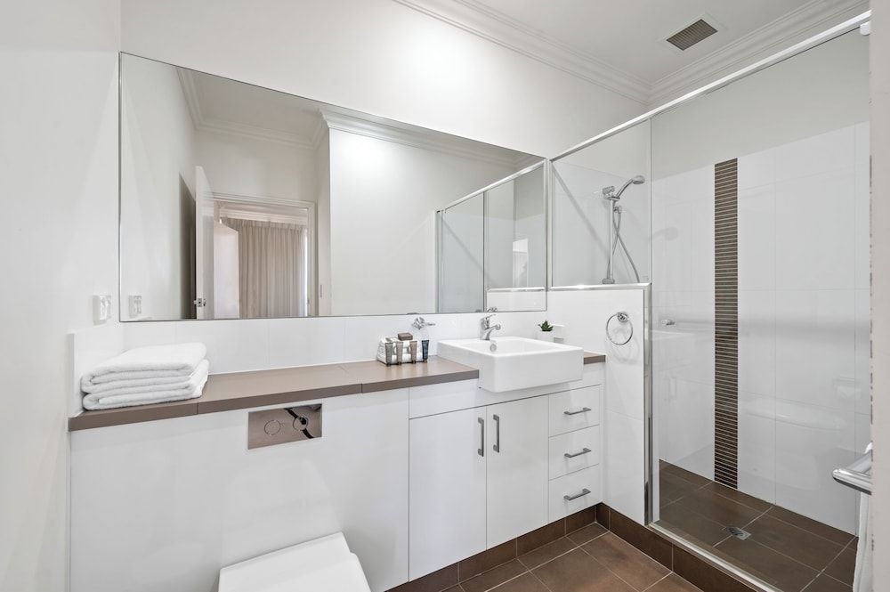 Dolphin Quay Apartments Two Bedroom Marina View 5