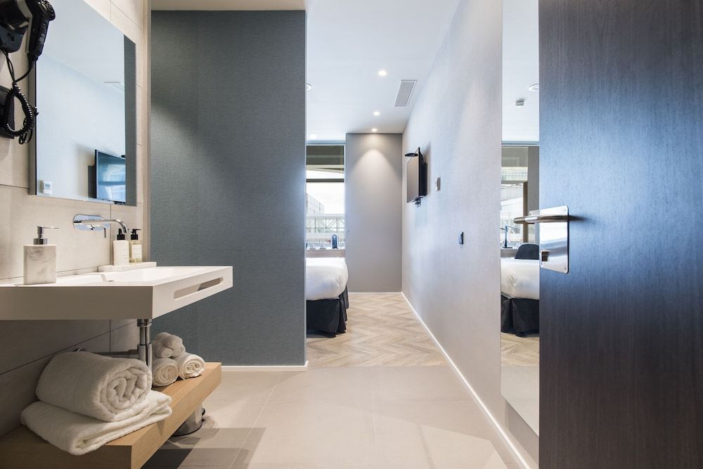 Sleep & Fly Standard Double Room, 1 Double Bed, Ensuite 4