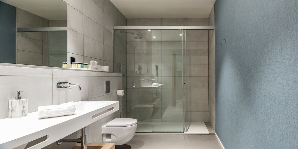 Sleep & Fly Premium Double Room, Private Bathroom 4