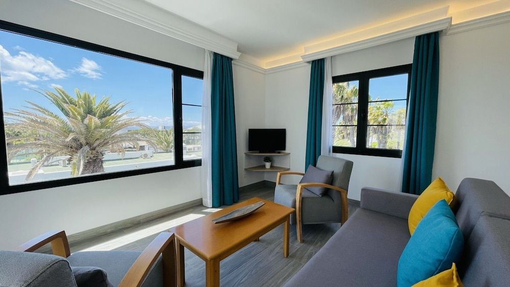 Palmeras Garden Superior Apartment 13