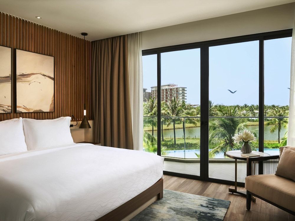 Studio, 1 King Bed, Balcony, Pool View