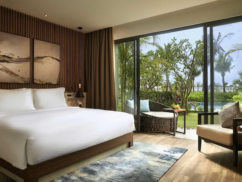 Studio, 1 King Bed, Pool Access (Balcony)