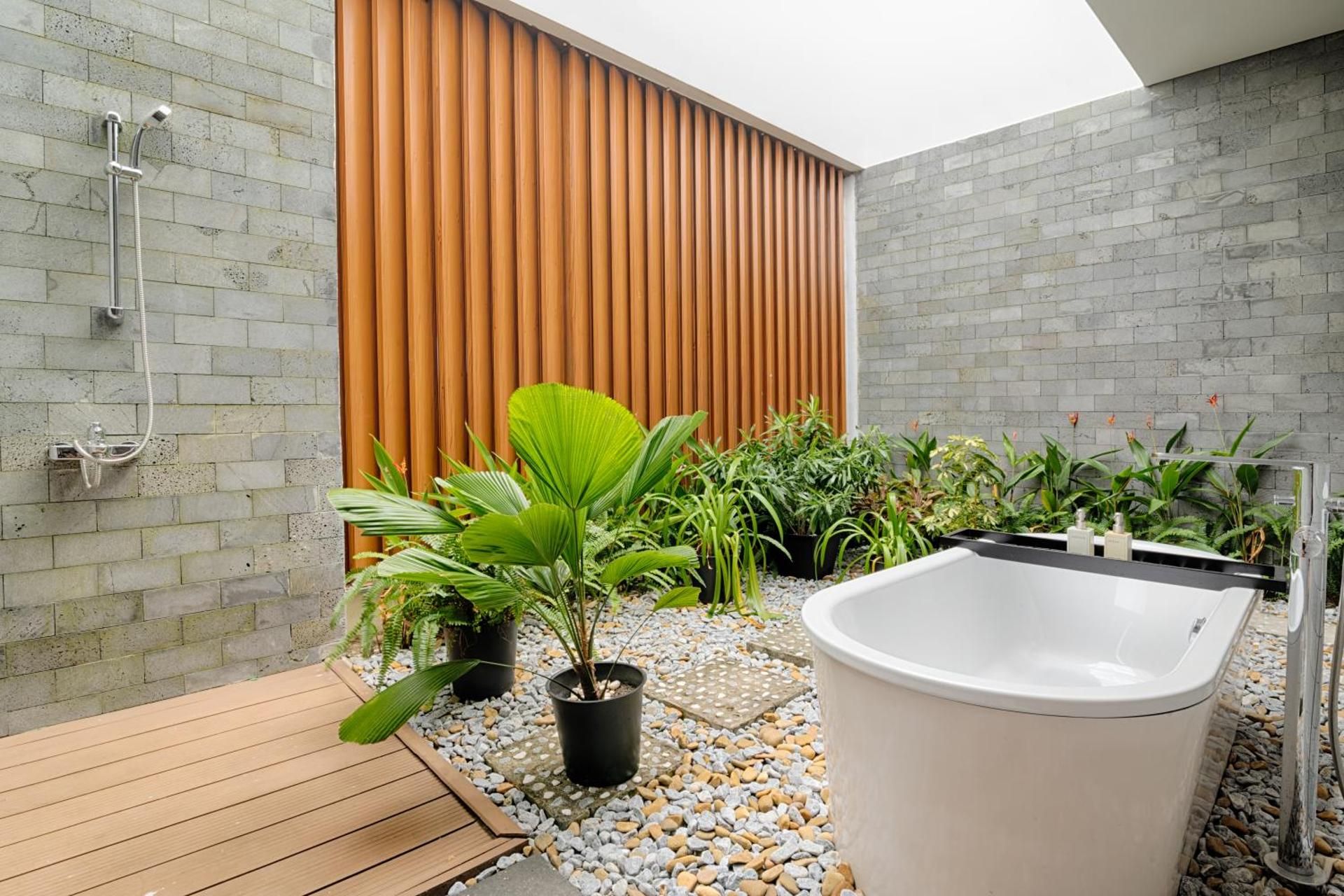 Presidential Four Bedroom Villa with Pool and Sea View