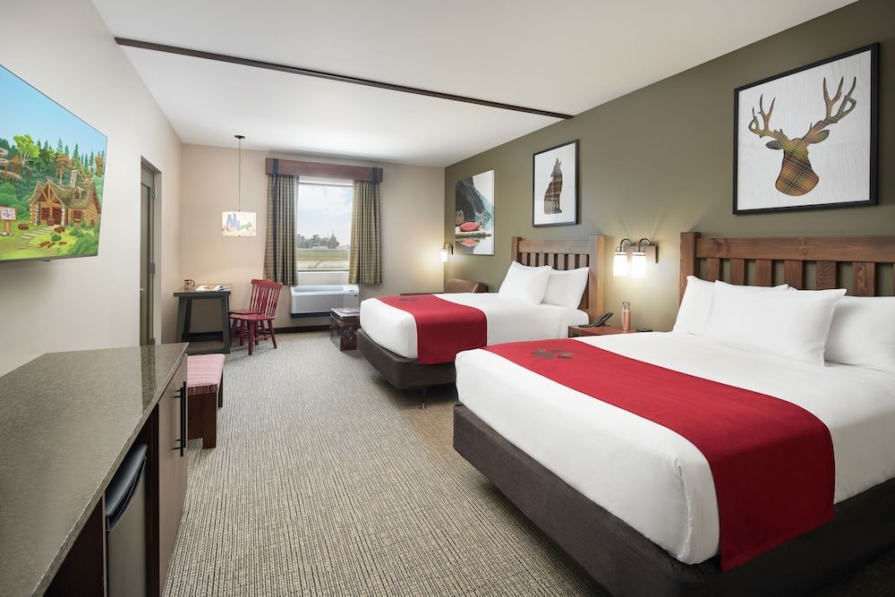 Great Wolf Lodge Manteca Deluxe Suite, Multiple Beds, Accessible (Shower)