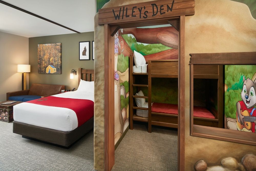 Great Wolf Lodge Manteca Suite (Wolf Den) 2
