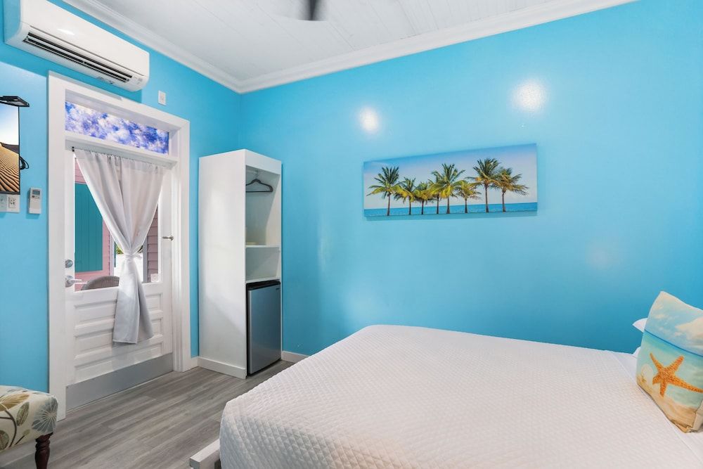 The Palms Hotel Standard Room, 1 Queen Bed, Non Smoking, Private Bathroom 6