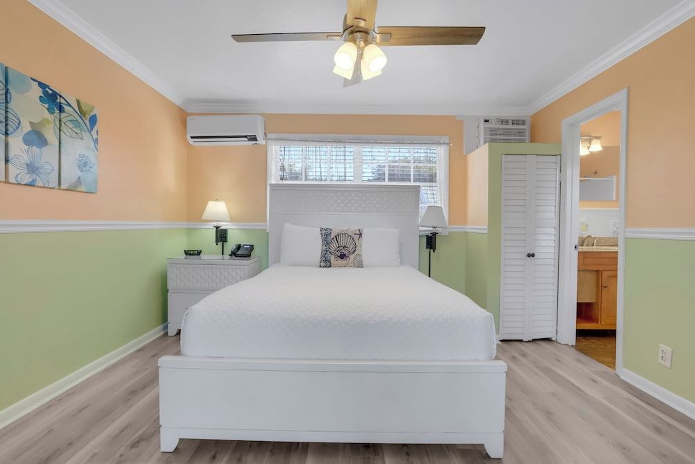 The Palms Hotel Standard Room, 1 Queen Bed, Non Smoking, Private Bathroom 10