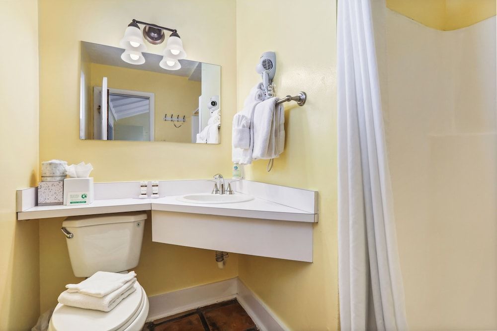 The Palms Hotel Standard Room, 1 Queen Bed, Non Smoking, Private Bathroom 22