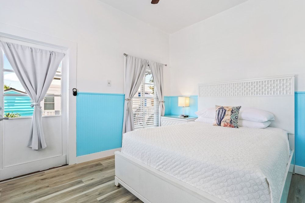 The Palms Hotel Standard Room, 1 Queen Bed, Non Smoking, Private Bathroom 4