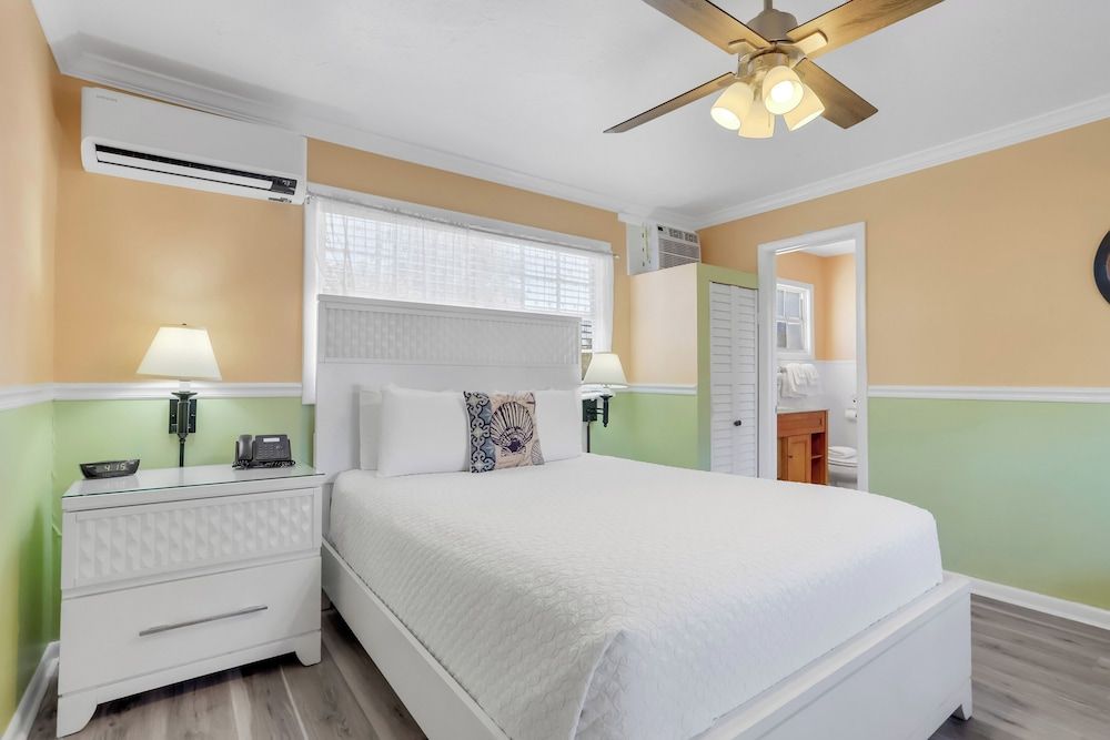 The Palms Hotel Standard Room, 1 Queen Bed, Non Smoking, Private Bathroom 17