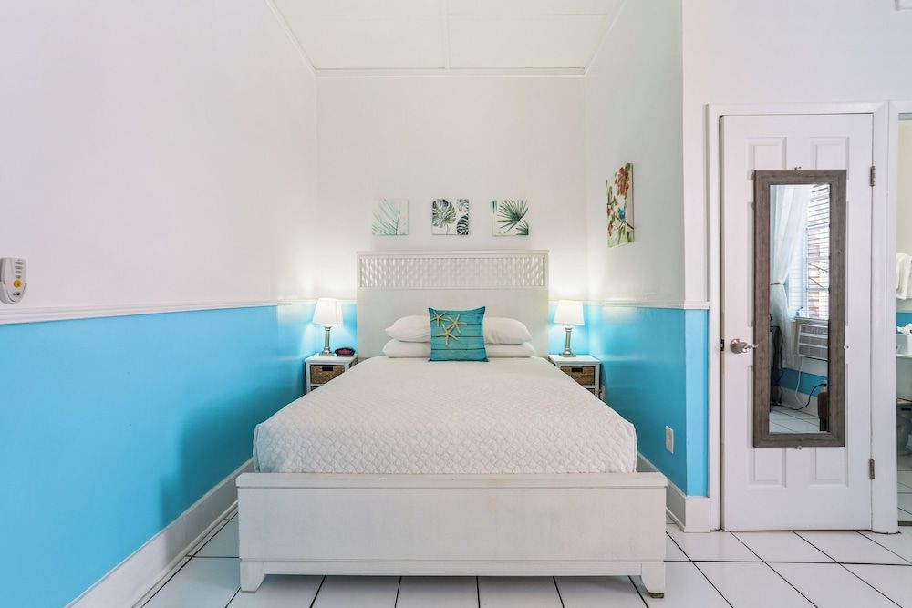 The Palms Hotel Standard Room, 1 Queen Bed, Non Smoking, Private Bathroom 14