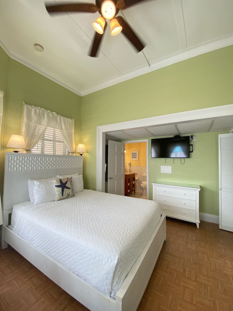 The Palms Hotel Standard Room, 1 Queen Bed, Non Smoking, Private Bathroom 2