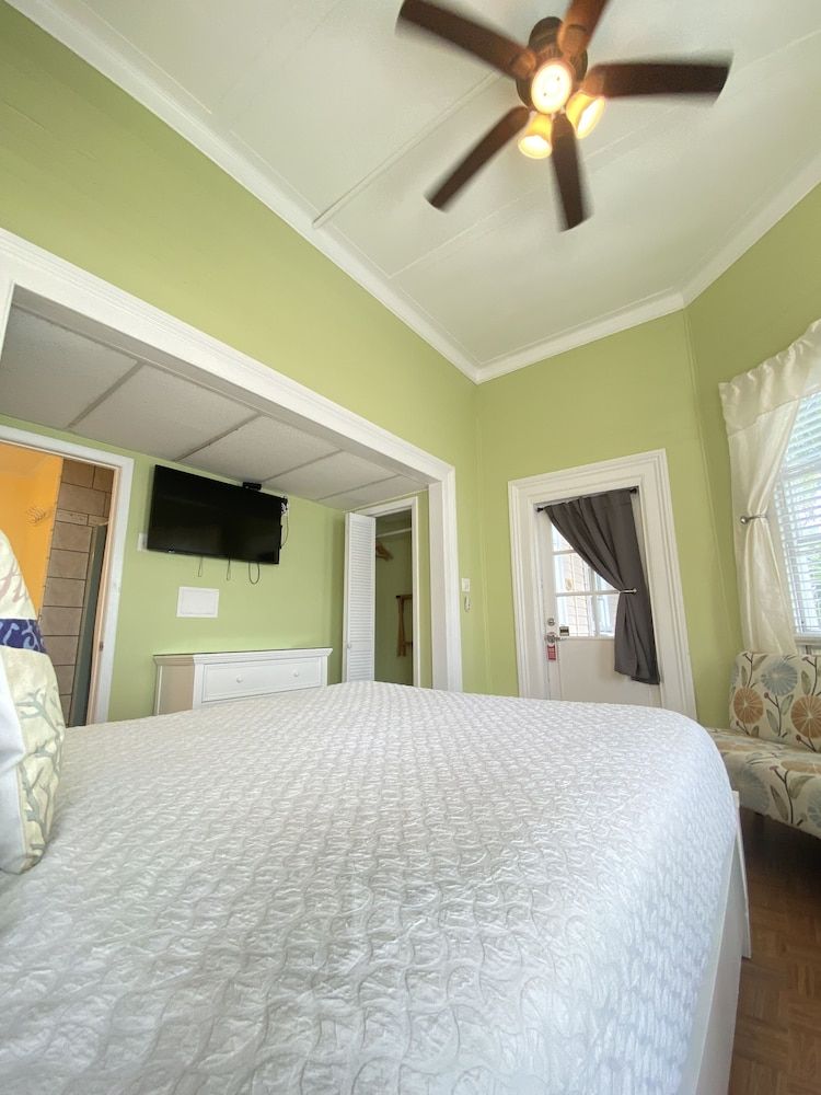 The Palms Hotel Standard Room, 1 Queen Bed, Non Smoking, Private Bathroom 3