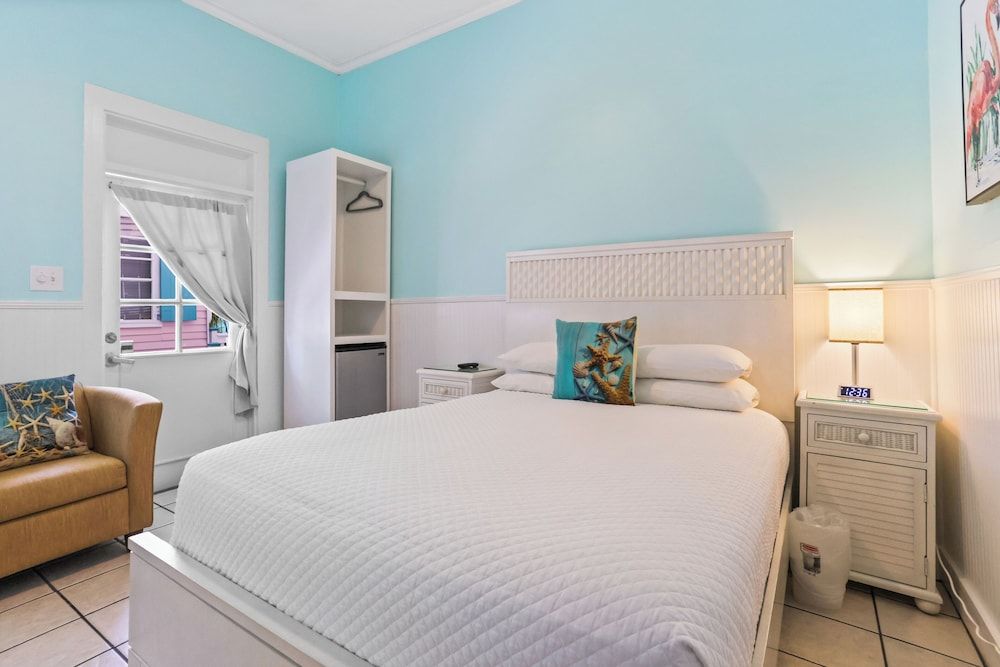 The Palms Hotel Standard Room, 1 Queen Bed, Non Smoking, Private Bathroom 11