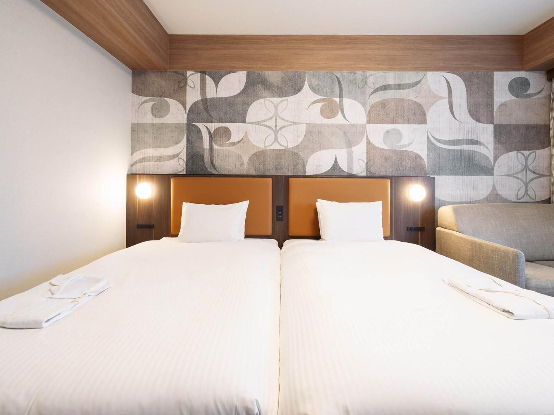 Standard Twin - Smoking