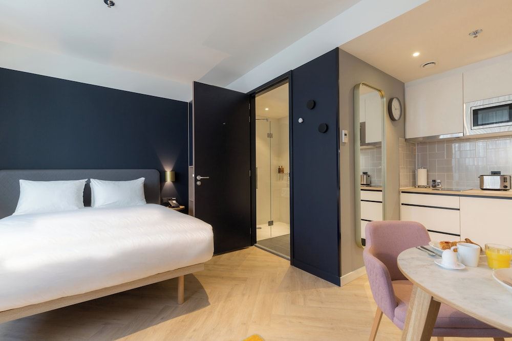 Studio Suite, 1 Queen Bed, Kitchen