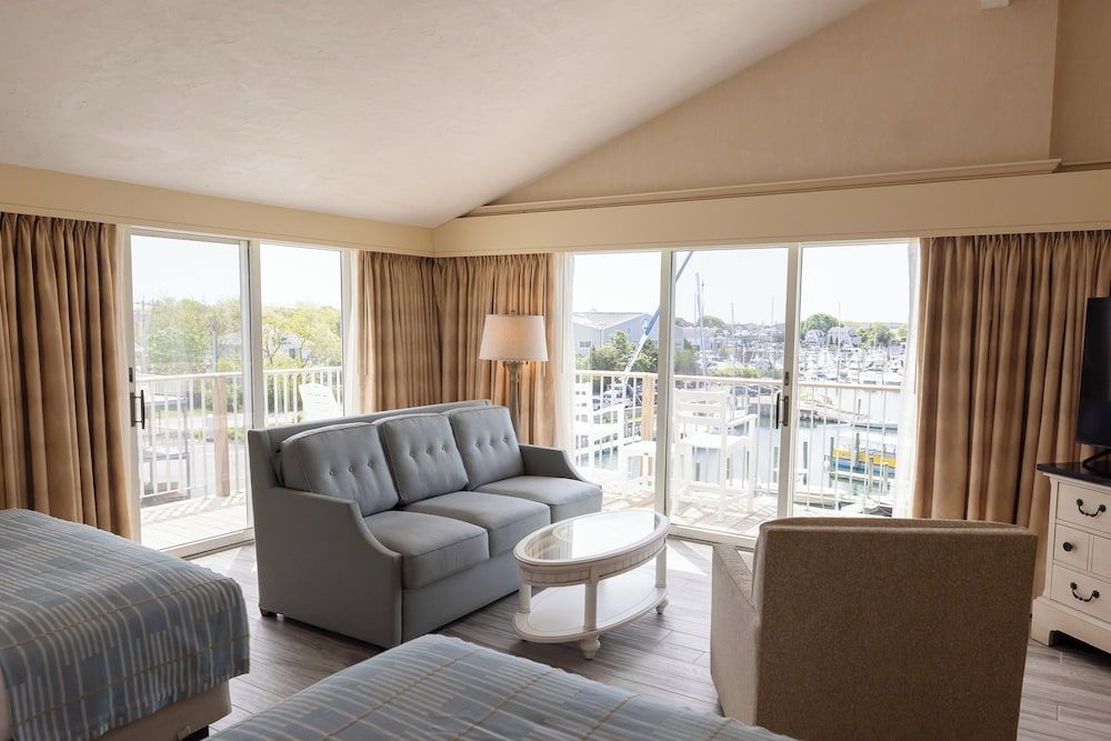 Anchor In Distinctive Waterfront Lodging Deluxe Studio Suite, 2 Queen Beds, Harbor View 2