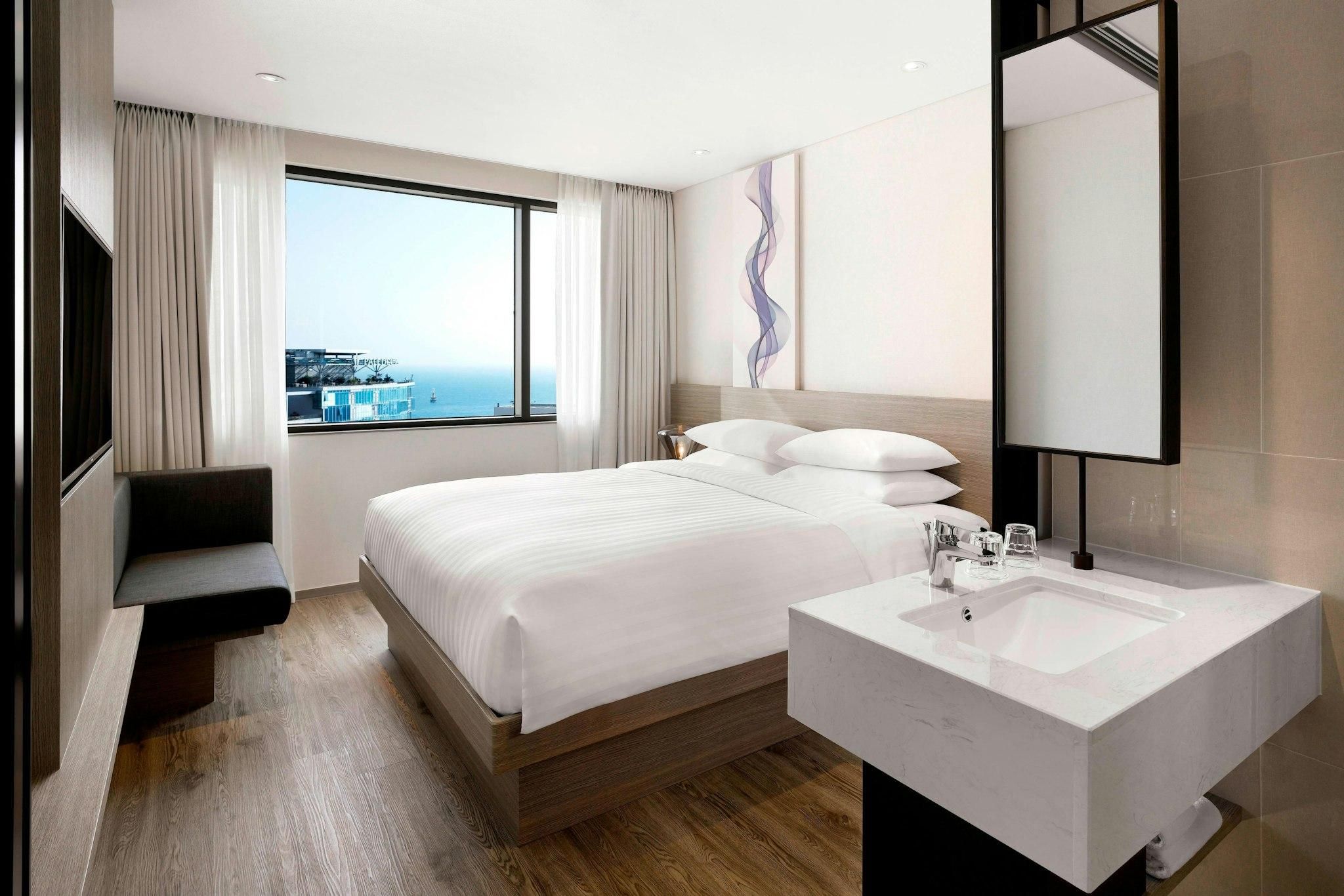 Oversized King Bed, Guest room, 1 King, Partial ocean view