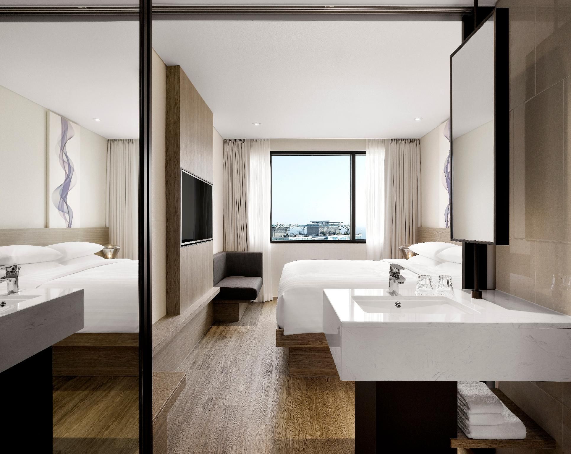 Oversized King Bed, Guest room, 1 King, Partial ocean view