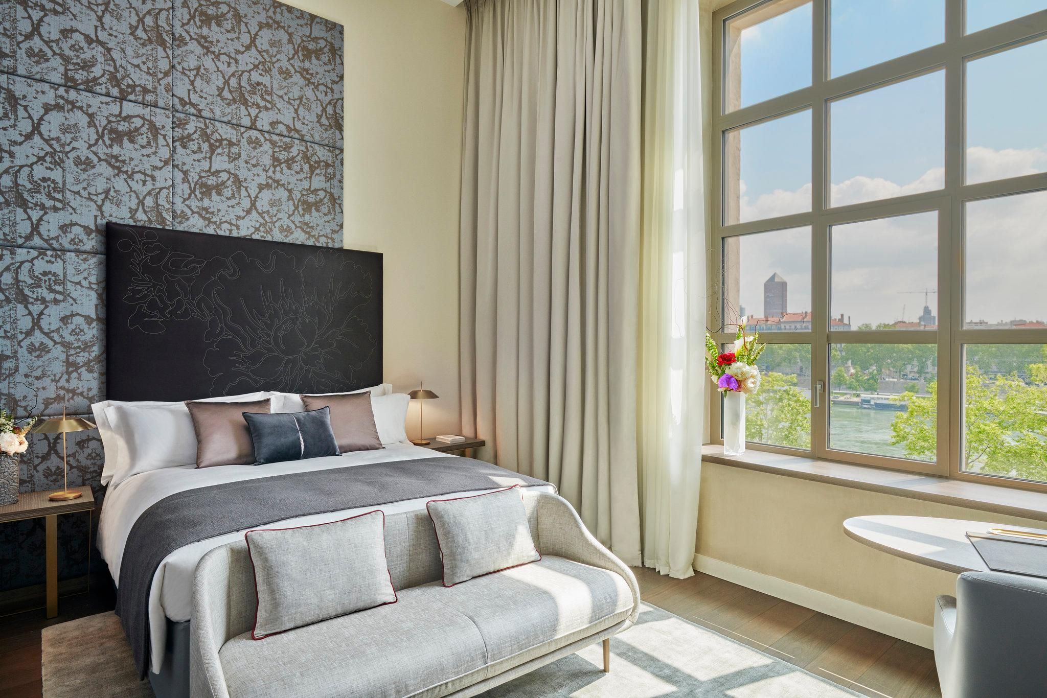 1 King Premium River View Club Lounge Access