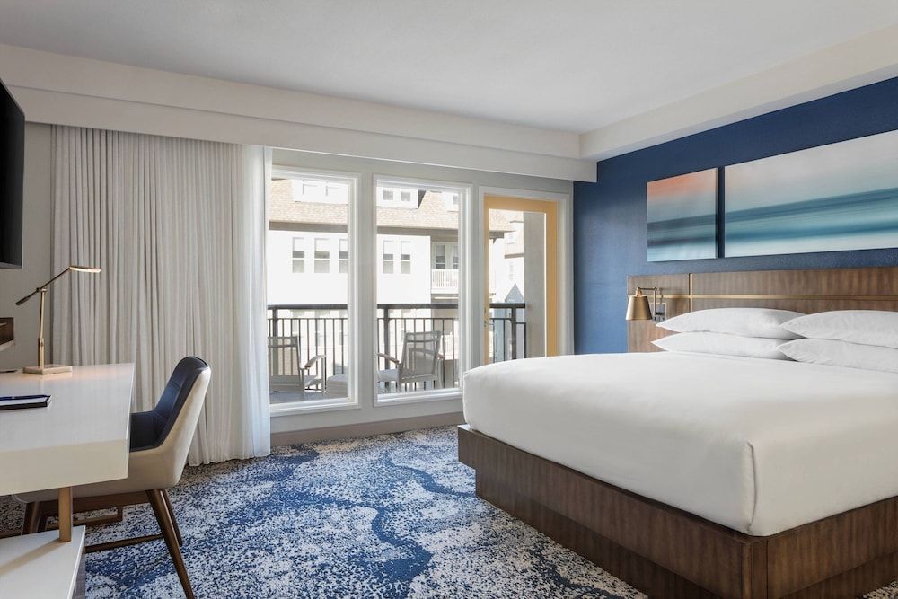 Suite, 1 King Bed with Sofa bed, Balcony (Mobility/Hearing Access, Roll-In Shwr)