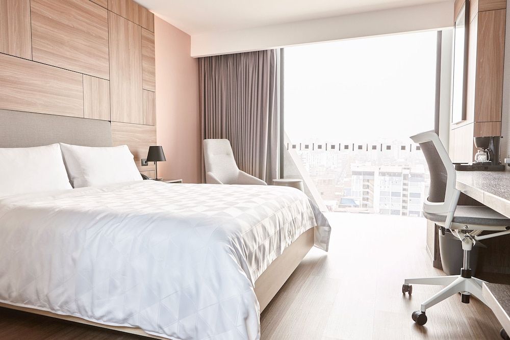 Holiday Inn Lima Miraflores by IHG Standard Room, 1 King Bed 4
