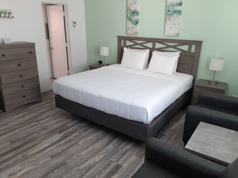 Standard Room, 1 King Bed