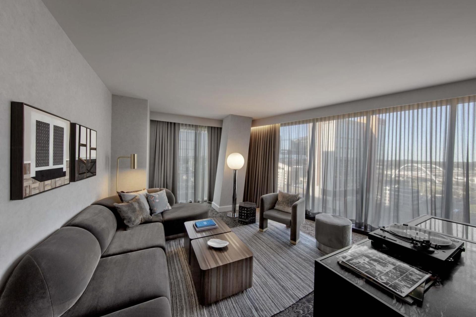 Corner King Suite with City View