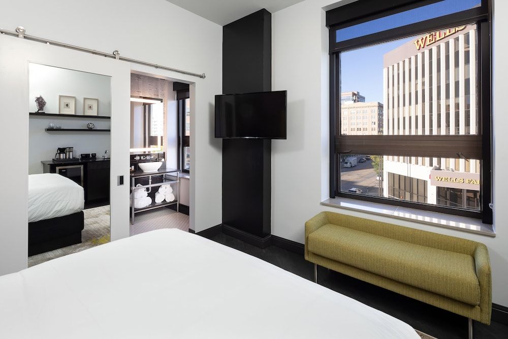 Hotel On Phillips City Room, 1 Queen Bed, City View (Purple Reign Queen Phillips Avenue Vi)