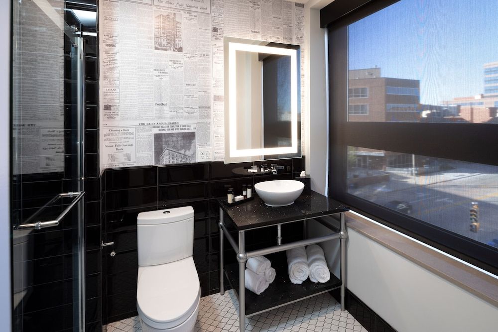 Hotel On Phillips City Room, 1 Queen Bed, City View (Purple Reign Queen Phillips Avenue Vi) 4