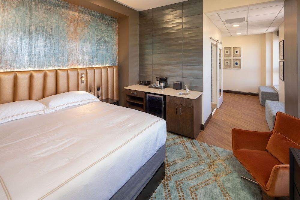 Hotel On Phillips Deluxe Room, 1 King Bed, River View (Copper Penny River View)