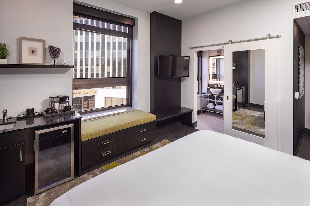 Hotel On Phillips City Room, 1 King Bed, City View (Purple Reign King Phillips Avenue Vie) 3