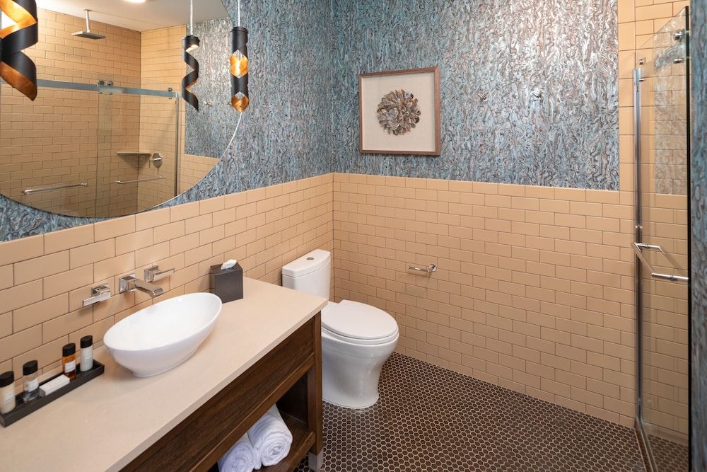 Hotel On Phillips Deluxe Room, 1 King Bed, River View (Copper Penny River View) 3