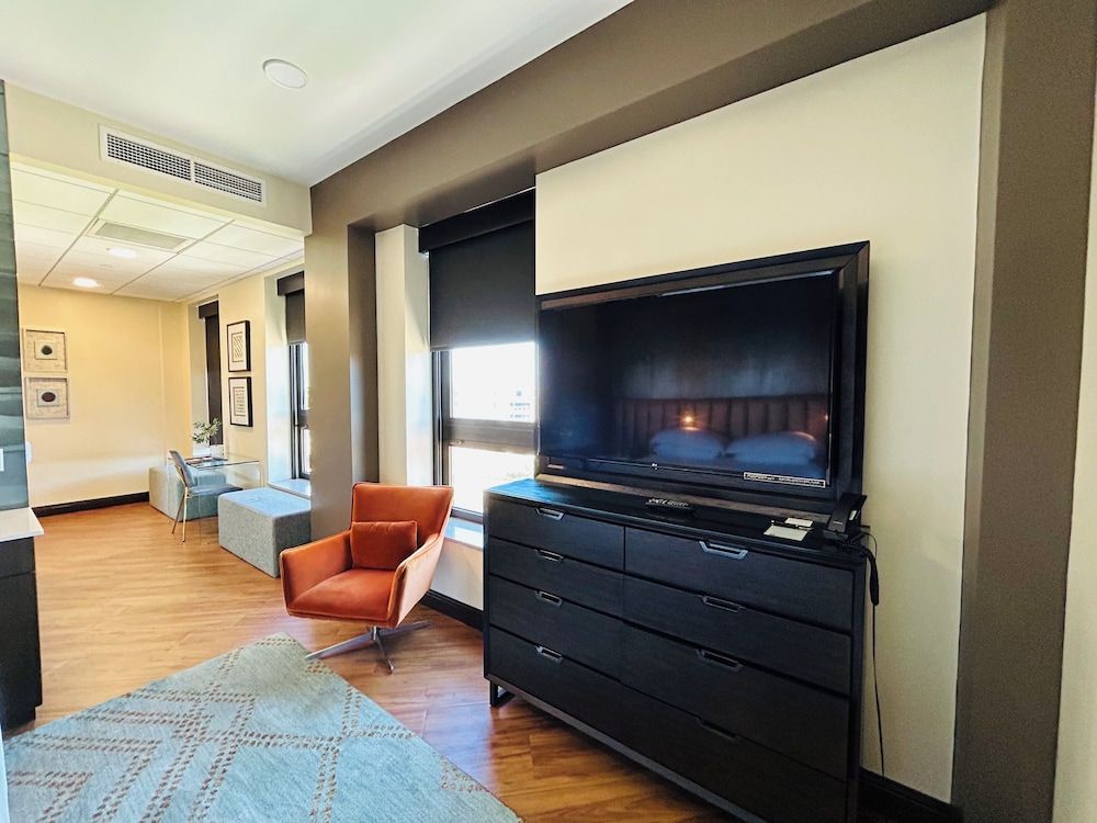 Hotel On Phillips Deluxe Room, 1 King Bed, River View (Copper Penny River View) 4