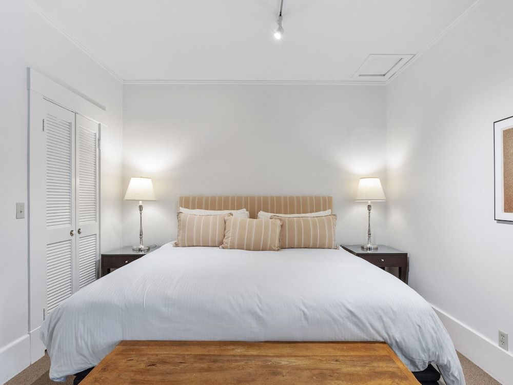 Superior Cottage, 1 King Bed, Jetted Tub, Garden Area