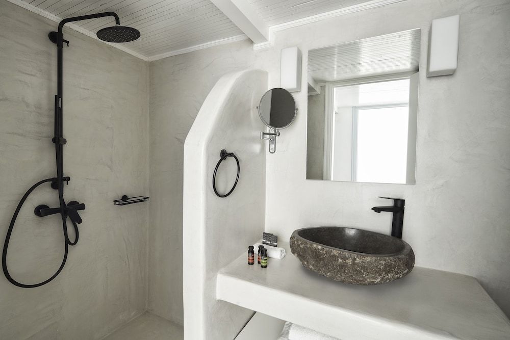 Mr and Mrs White Oia – Santorini Junior Suite with hot tub & Garden View 10