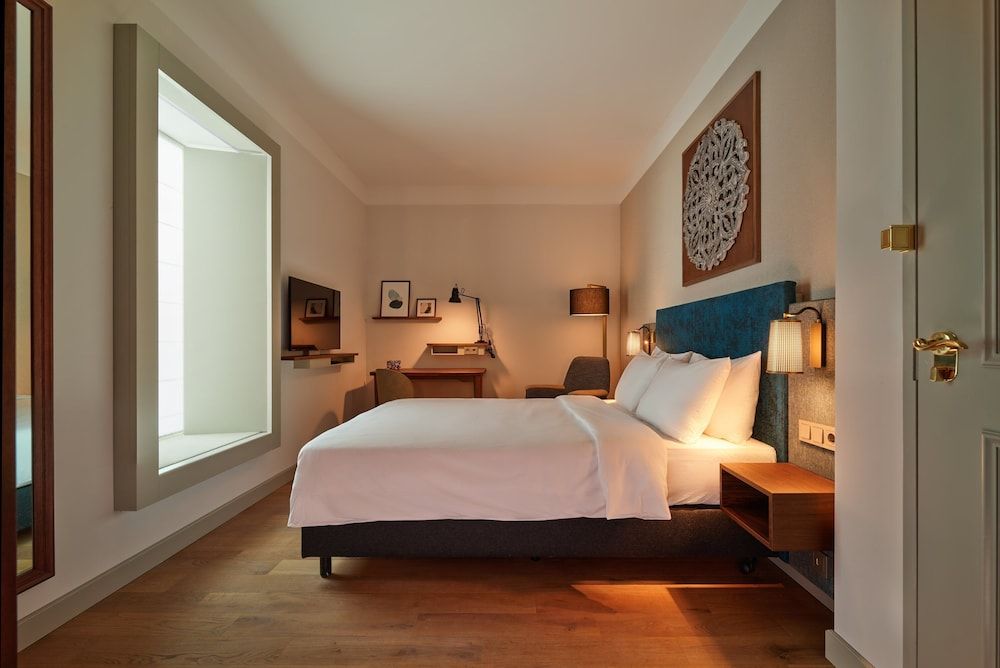 Standard Room, 1 Queen Bed (Atrium View)