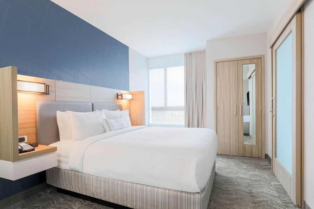 Suite, 1 Bedroom (Mobility/Hearing Access, Roll-In Shwr)