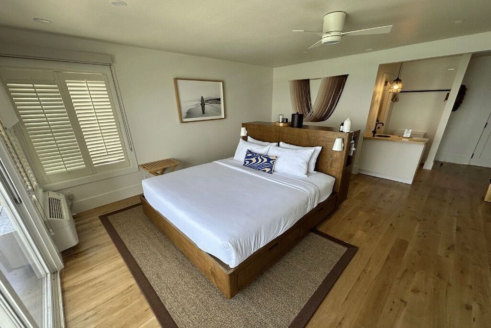 Peaceful Ocean Front King Room with Balcony Space