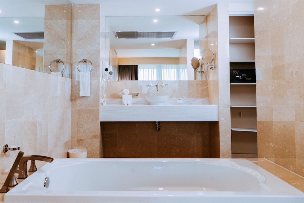 The Mill Resort & Suites Room, 1 King Bed, Bathtub, Garden View 9