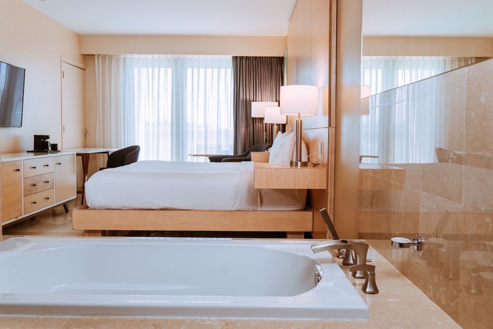 The Mill Resort & Suites Room, 1 King Bed, Bathtub, Garden View 2