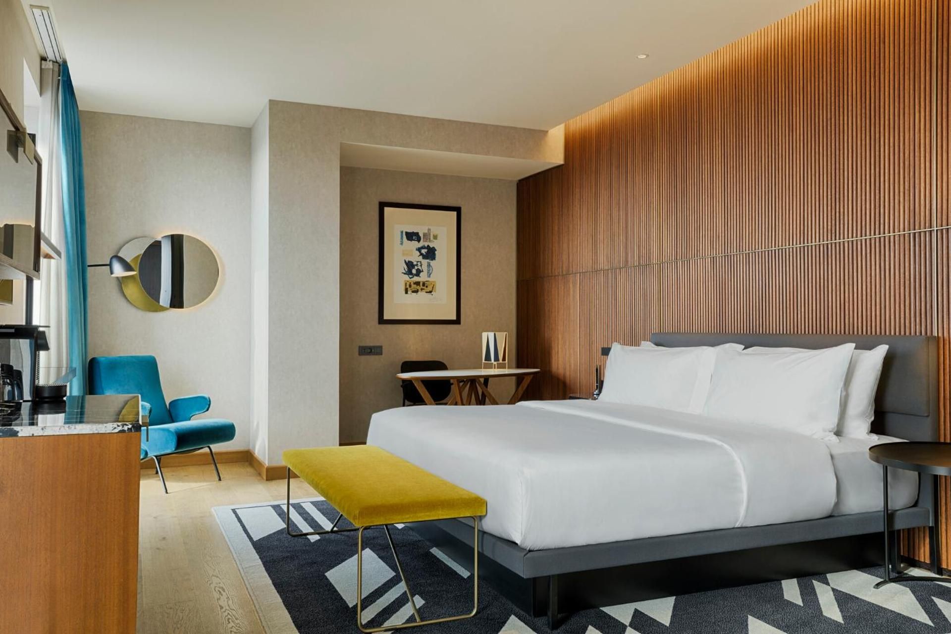 Deluxe, Guest room, 1 King, City view, Balcony