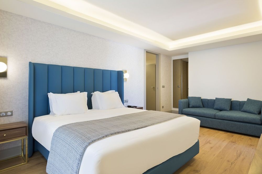 undefined Acta The Avenue 4