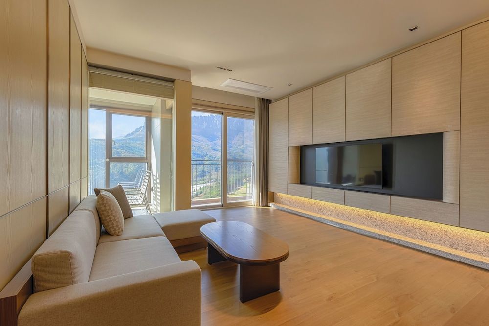 Sono Felice Delpino Silver Suite (No Kitchen/Seorak Mountain View/Bed) 2