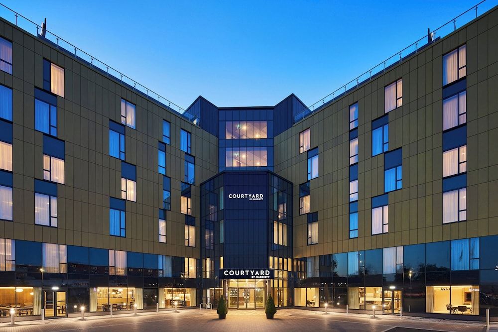 undefined Courtyard by Marriott London Heathrow Airport 3