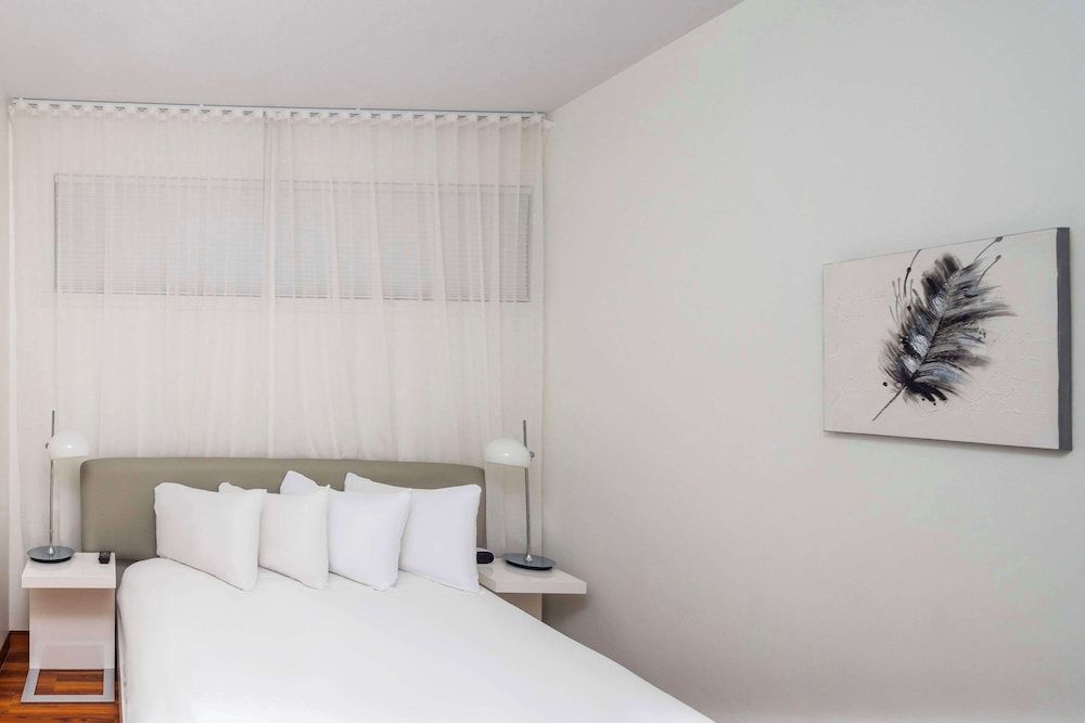 Deluxe Suite (family room)