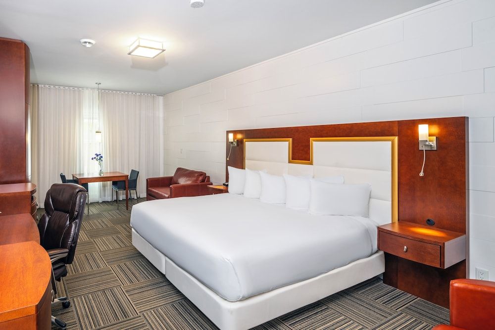 Deluxe Room (King)